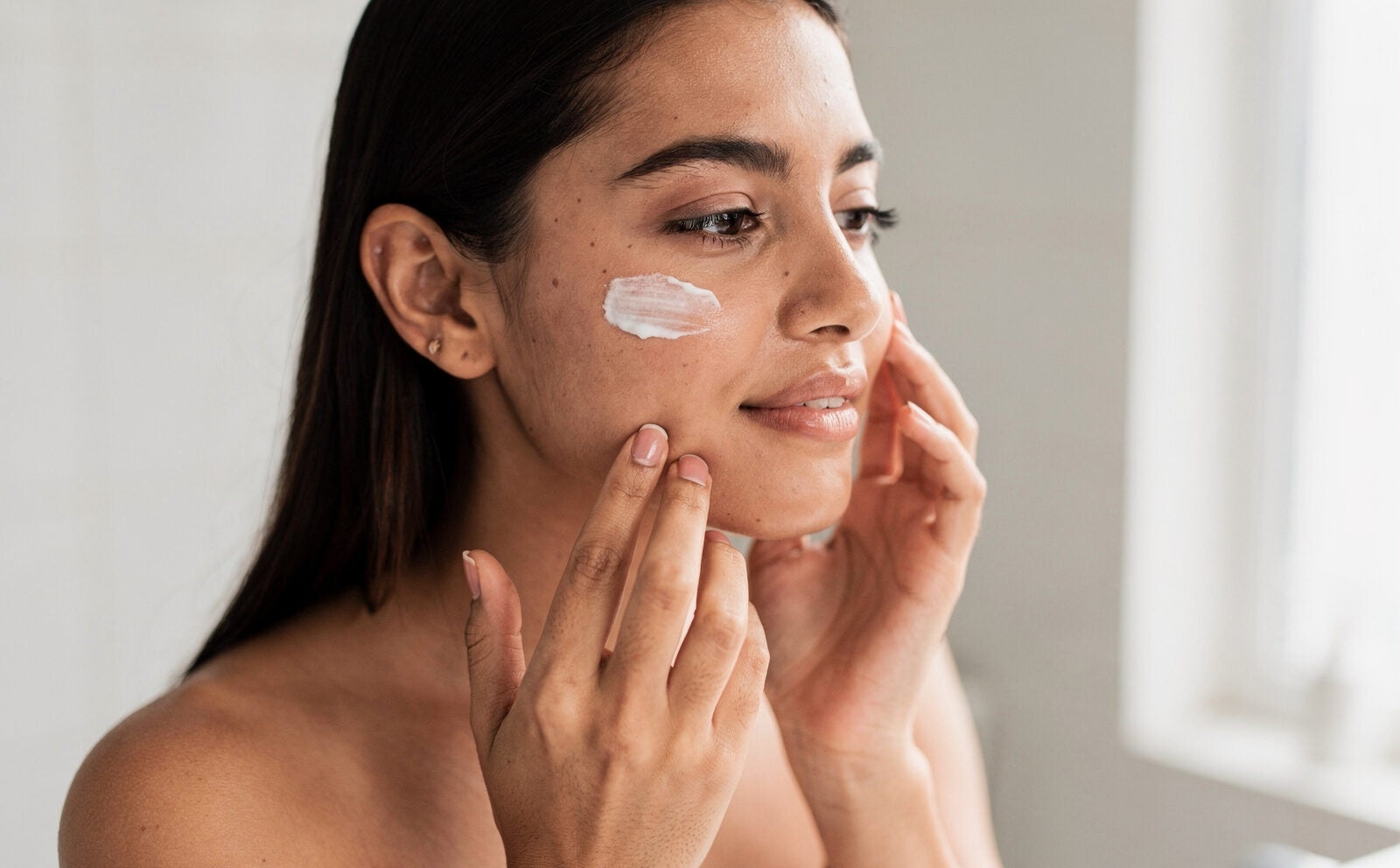 mujer se pone crema facial