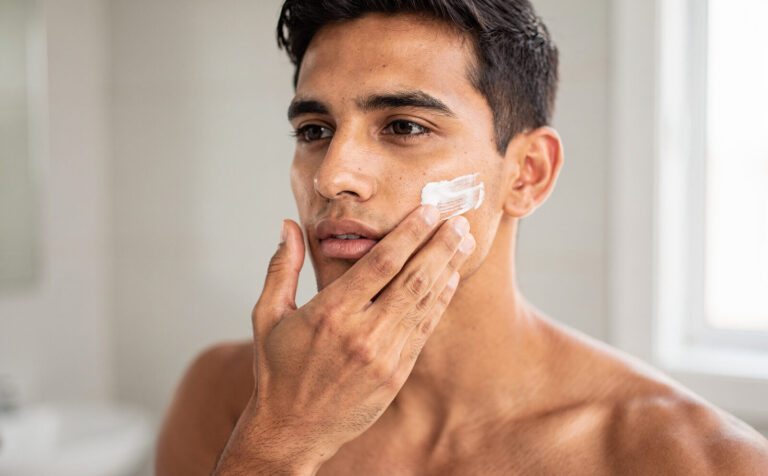 hombre ponisndose crema facial
