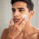 hombre ponisndose crema facial