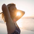 Retrato de mujer feliz en la playa