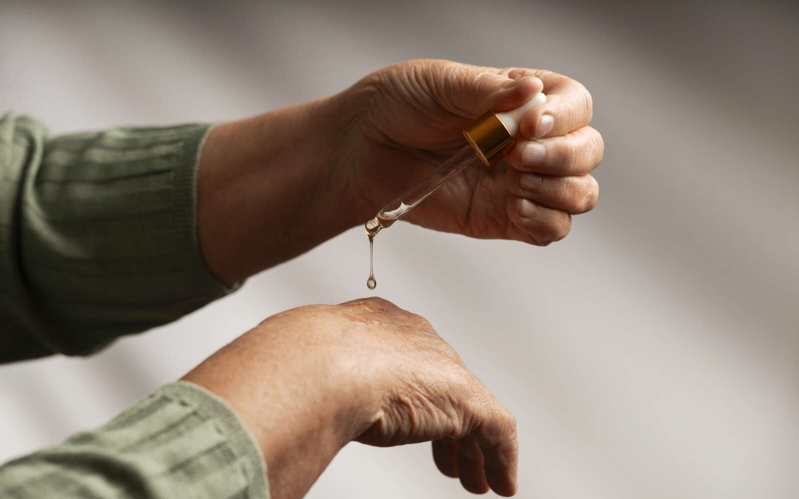 Personas de la generación del baby boom usando aceite de CBD y crema para tratar el dolor corporal