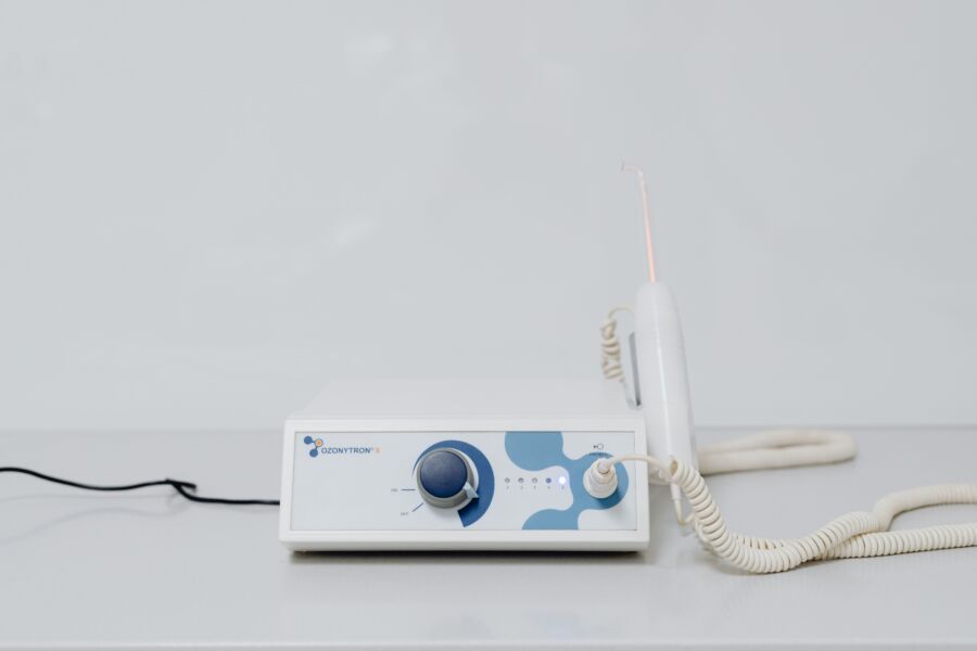 Dispositivo de ozonoterapia de alta tecnología con un diseño minimalista sobre fondo blanco.