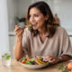 mujer adulta comiendo comida saludable