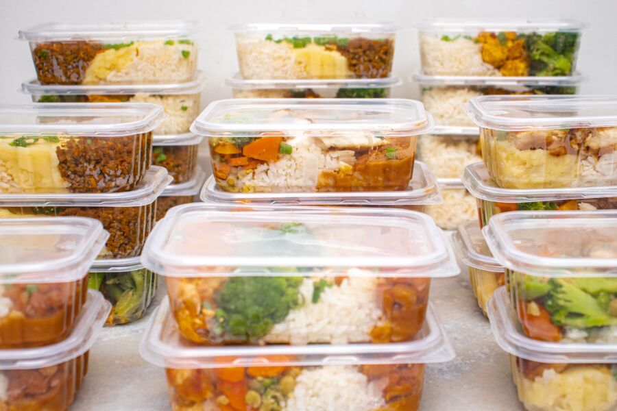 Múltiples envases de comidas preparadas con arroz y verduras para facilitar la gestión de las comidas.