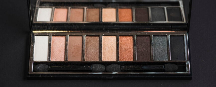 Paleta de sombra de ojos de colores sobre fondo negro