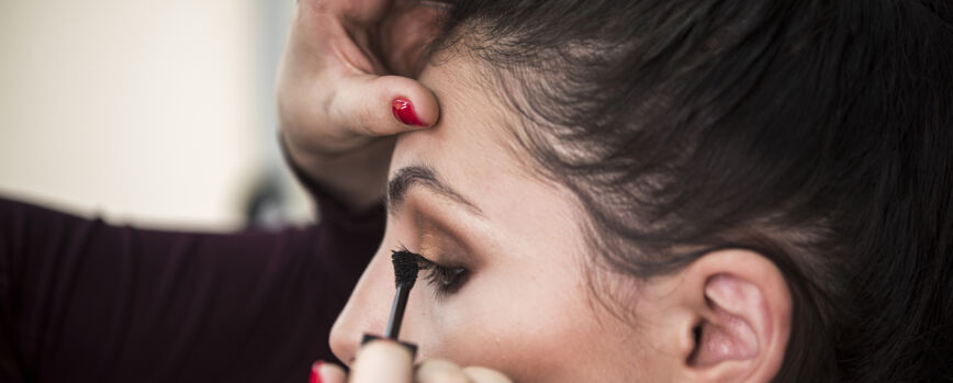 Cerca de modelo en salón de maquillaje