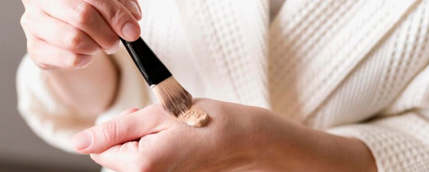 Base de primer plano aplicada a mano con pincel