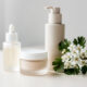 productos cosméticos y al lado rama de espino blanco