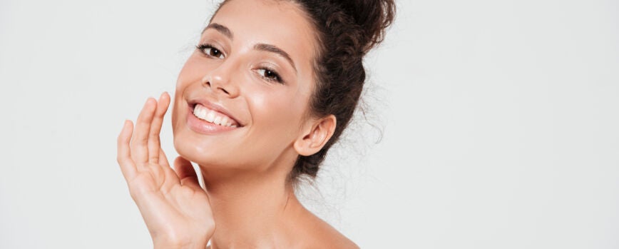 Recorte próximo retrato de uma bela mulher sorridente