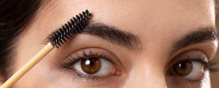 Mujer cuidando sus cejas