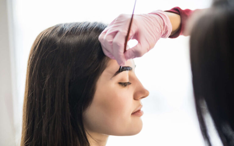 El maestro puso pintura negra con un pincel en las cejas de las modelos.