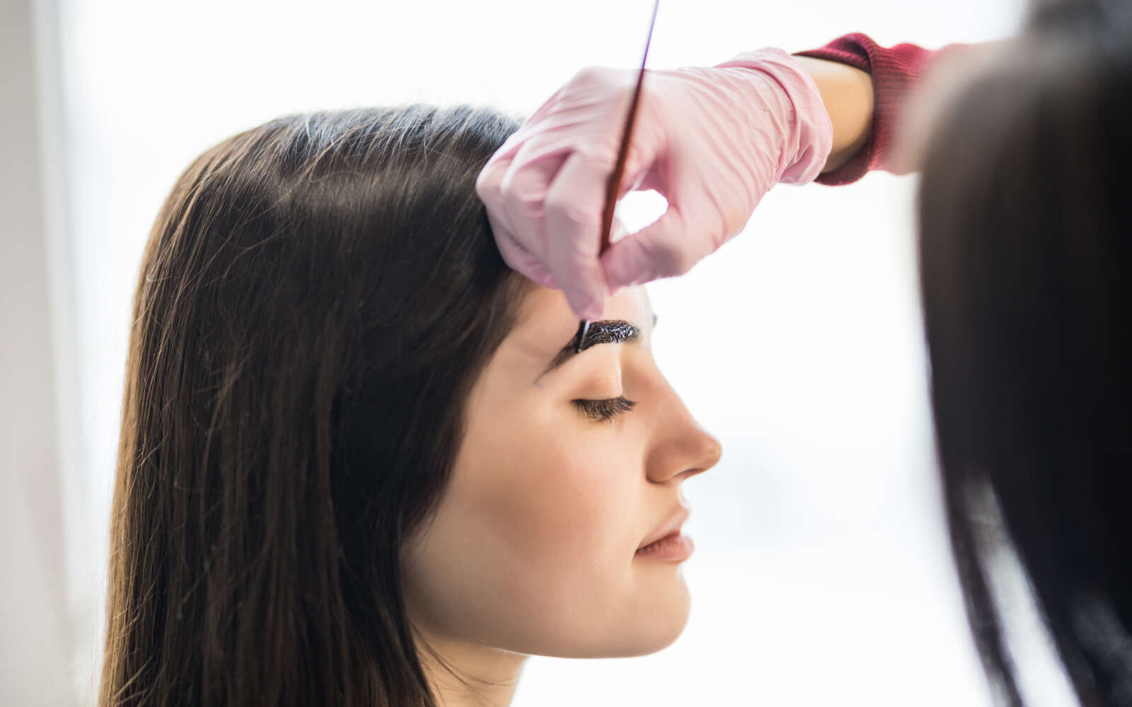 El maestro puso pintura negra con un pincel en las cejas de las modelos.