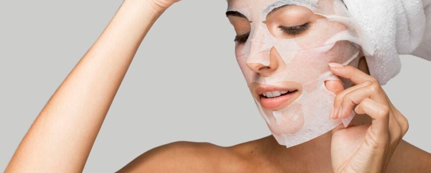 Máscara facial de belleza cuidado personal en el retrato en el hogar