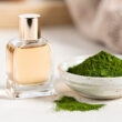 perfume y polvo de matcha al lado