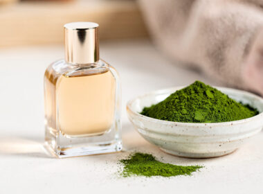 perfume y polvo de matcha al lado