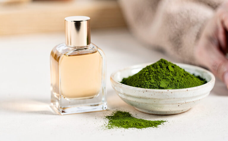 perfume y polvo de matcha al lado
