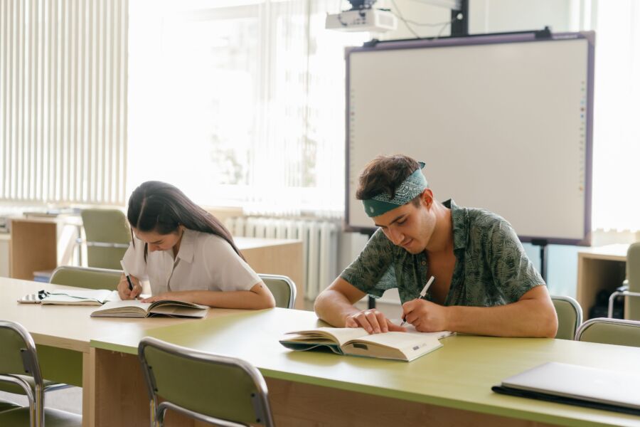Dos estudiantes se centraron en estudiar en un aula luminosa y moderna.