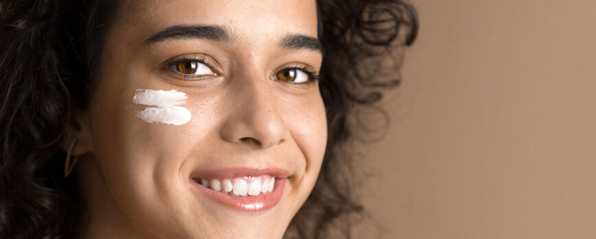 mujer joven, con, crema, debajo, ella, ojo