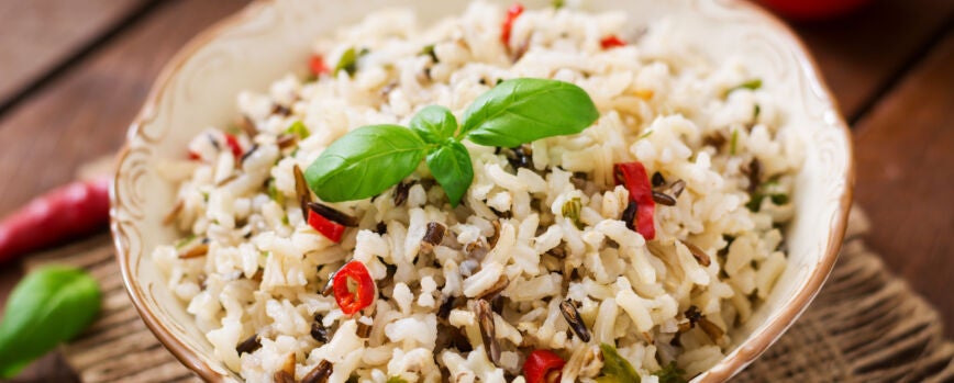 Mezcla de arroz hervido con chile y albahaca. Menú dietético