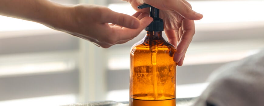 Botella de vidrio con aceite de cuidado, elegante producto cosmético
