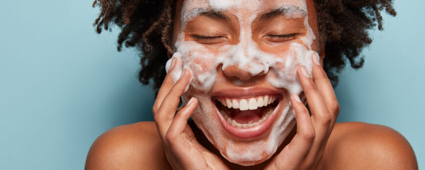 Mujer joven, con, pelo rizado, con, mascarilla