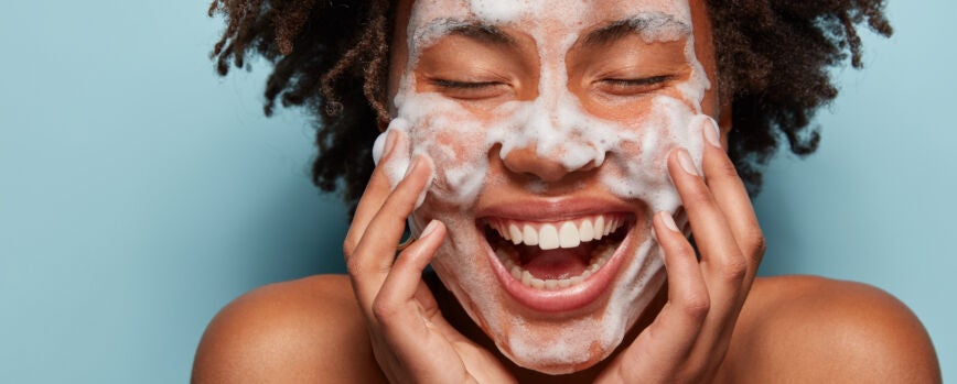 Mujer joven, con, pelo rizado, con, mascarilla