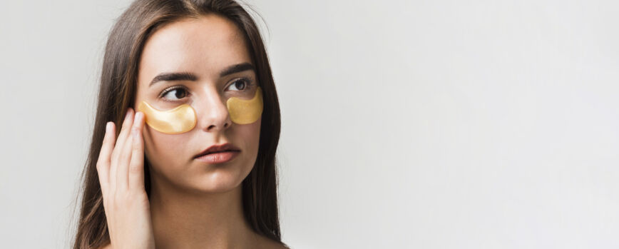 Chica posando con mascarilla
