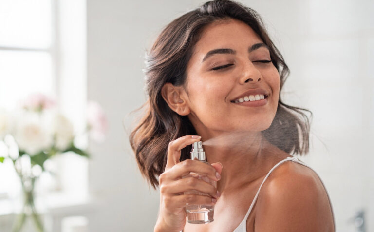 mujer se hecha perfume floral