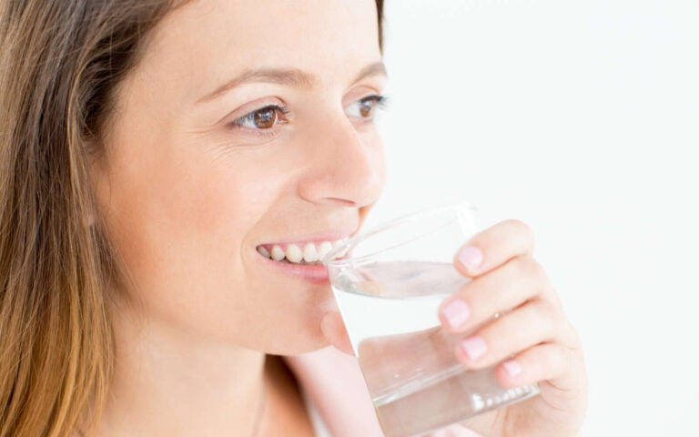 Primer plano, positivo, joven, mujer, bebiendo, agua