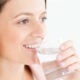 Primer plano, positivo, joven, mujer, bebiendo, agua