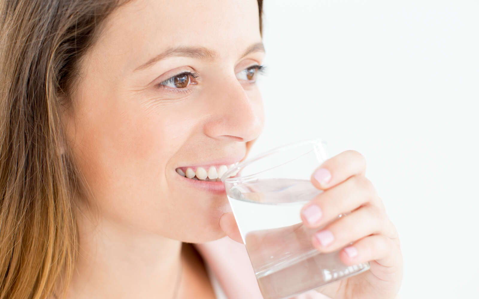 Primer plano, positivo, joven, mujer, bebiendo, agua