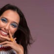 Retrato de una persona con maquillaje gráfico en los ojos