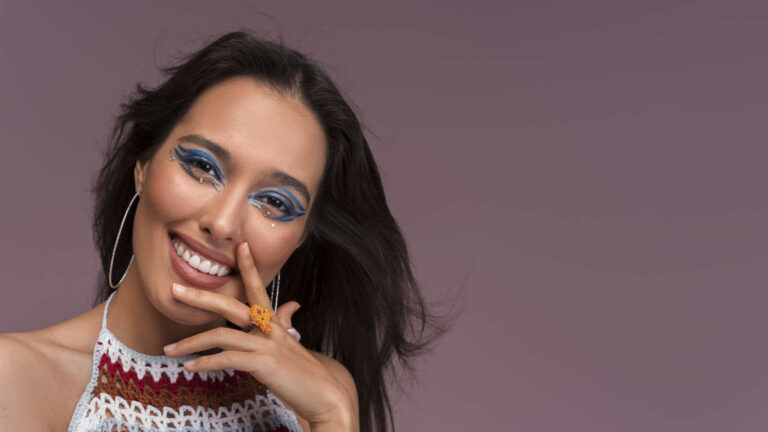 Retrato de una persona con maquillaje gráfico en los ojos