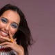 Retrato de una persona con maquillaje gráfico en los ojos