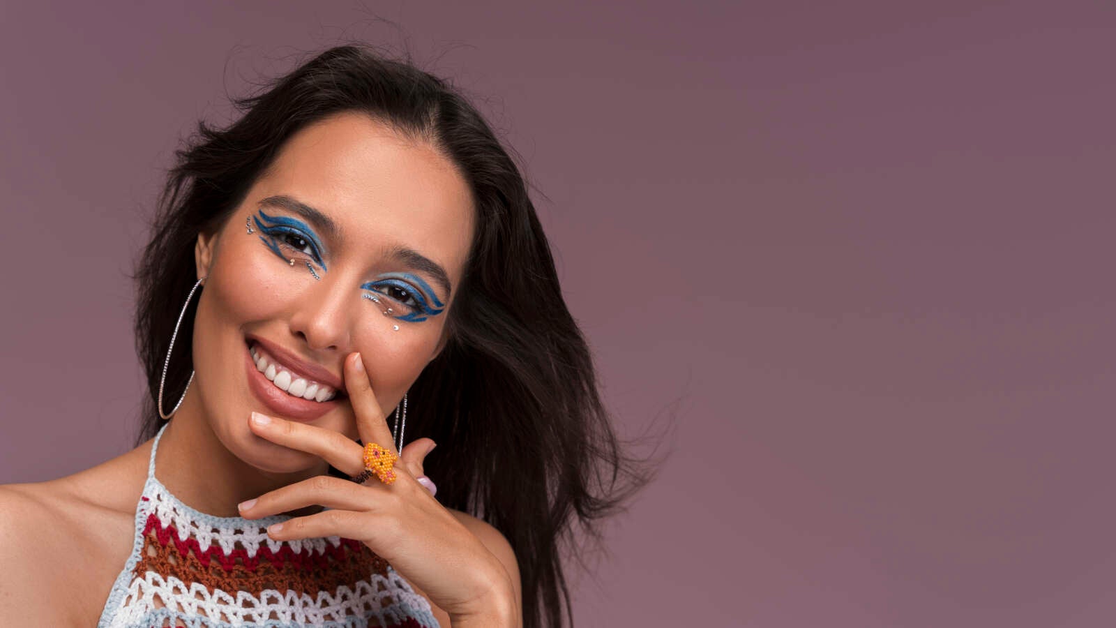 Retrato de una persona con maquillaje gráfico en los ojos