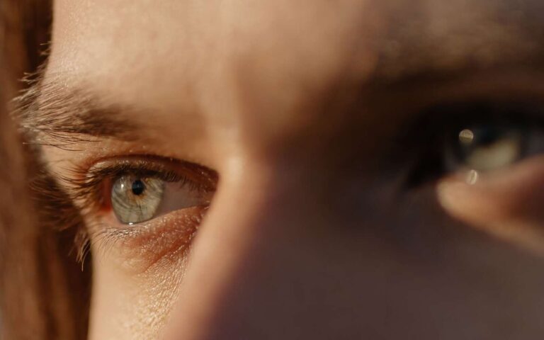 Primer plano detallado de los ojos de un hombre, capturando la emoción y la intensidad.