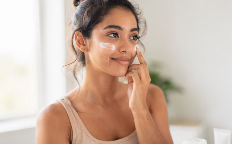 mujer se pone crema facial