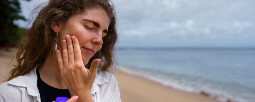 Visión lateral mujer con imperfecciones de la piel
