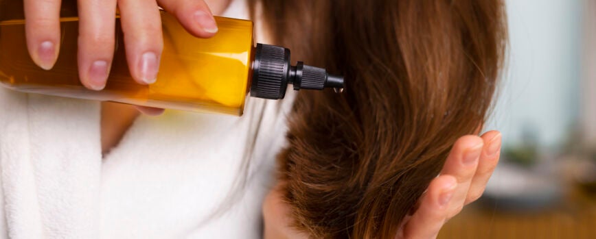 Rutina nocturna de golpes de cabello de mujer de vista frontal