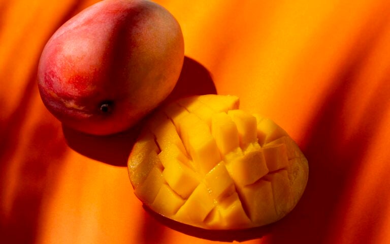 Composición de deliciosos mangos exóticos
