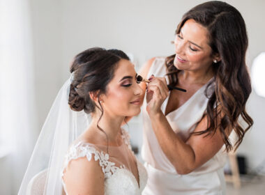 maquillando a una mujer vestida de novia