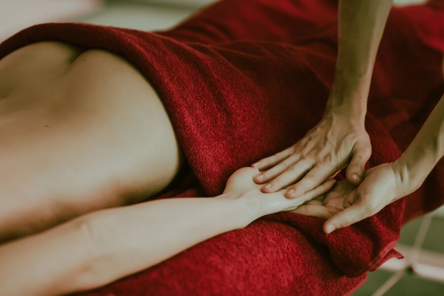 Experimenta la relajación con este primer plano de una sesión de terapia de masaje, destacando las manos sobre la piel.