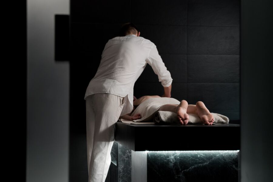 Un masaje relajante en un entorno de spa centrado en la terapia relajante y el bienestar.