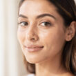 mujer con ojeras que se notenen la cara