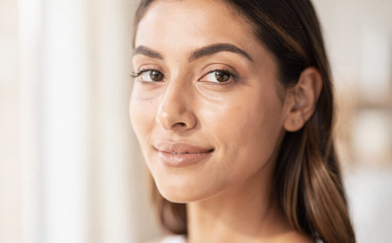 mujer con ojeras que se notenen la cara