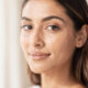 mujer con ojeras que se notenen la cara