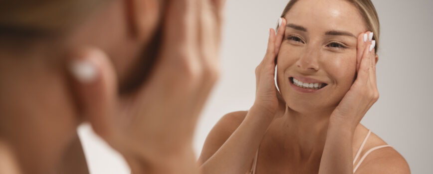 Mujer preparándose para la cirugía estética
