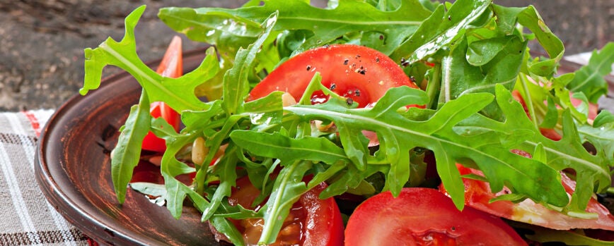 Ensalada de rúcula, tomate y piñones