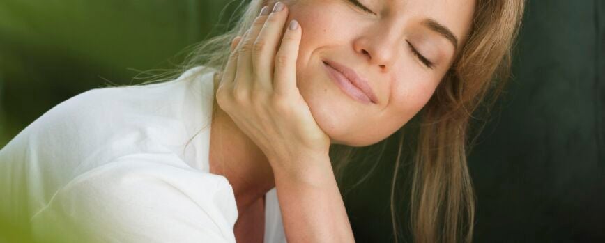 Mujer soñando despierta y planta borrosa