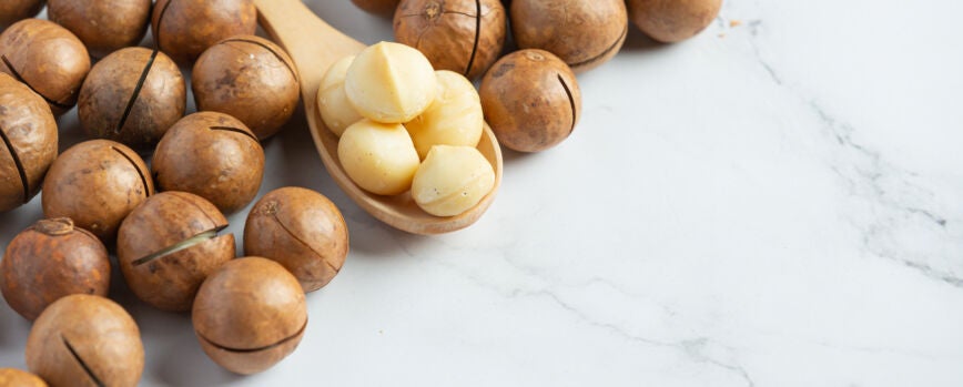 Un montón de semillas crudas de macadamia